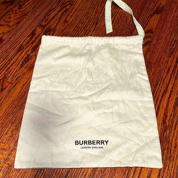 Burberry - Picture 1 of 3